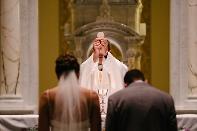 „Kol mirtis mus išskirs“ bažnyčiose skamba vis rečiau: kodėl tokių santuokų mažėja?