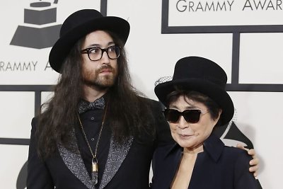 Yoko Ono su sūnumi dalyvavo „The Beatles“ šeimų susitikime per „Grammy“ apdovanojimų ceremoniją