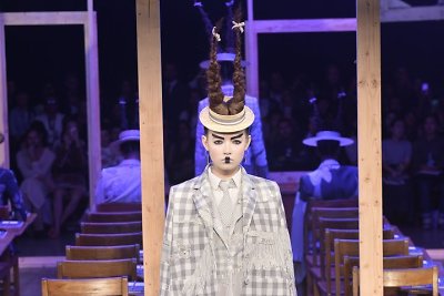 Thomo Browne’o 2016 m. pavasario-vasaros kolekcijos modelis