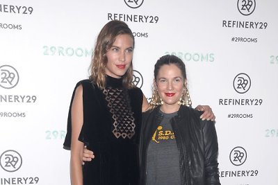 Alexa Chung ir Drew Barrymore 