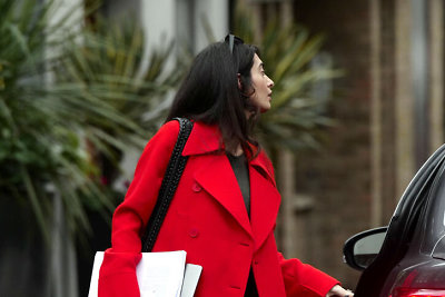 Amal Clooney - su dizainerės Stellos McCartney paltu