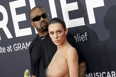 Kanye Westas su žmona Bianca Censori ant „Grammy“ raudonojo kilimo