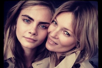 Kate Moss ir Cara Delevingne – naujieji „Burberry“ kvepalų reklaminiai veidai