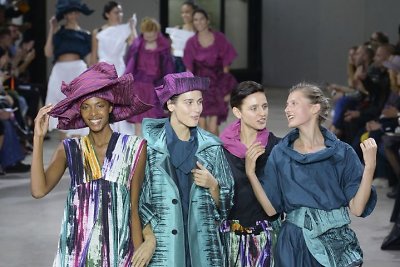 „Issey Miyake“ 2019 m. pavasario ir vasaros kolekcijos modeliai