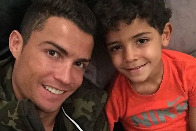 Cristiano Ronaldo su sūnumi Cristiano jaunesniuoju