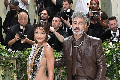 Su aktoriumi ir režisieriumi Taika Waititi „Met Gala“ pokylyje. Šį mėnesį pora švęs antrąsias vestuvių metines / Vida Press nuotrauka