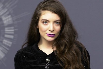 Lorde įrašė titulinę filmo „Bado žaidynės: Strazdas Giesmininkas. 1 dalis“ dainą