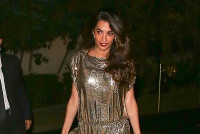 Auksinė mamytė! Dvynukus vyro priežiūroje palikusi Amal Clooney sublizgėjo mados renginyje