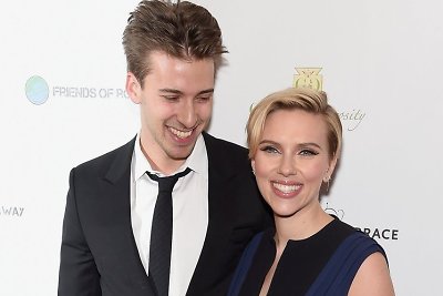 Aktorė Scarlett Johansson raudonuoju kilimu žengė kartu su broliu dvyniu Hunteriu