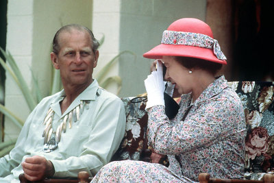 Princas Philipas ir Karalienė Elizabeth II per viešnagę Tuvalu salose (1982)