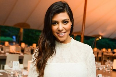 Nėščia Kourtney Kardashian visiškai nuoga pozavo provokuojančioms nuotraukoms