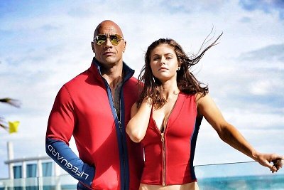 Dwayne'as Johnsonas ir Alexandra Daddario filme „Gelbėtojai“