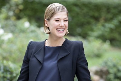 Kino hito „Dingusi“ žvaigždė Rosamund Pike susilaukė antro vaiko