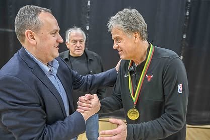 LSŽF prezidentas Tautvydas Vencevičius ir pergalingą metimą įmetęs Rolandas Skaisgirys
