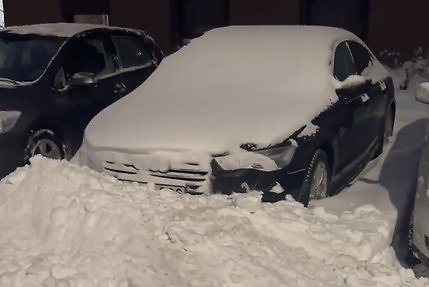 FB Pilaitės gyventojų bendruomenė nuotr./Sniegu užkastas automobilis