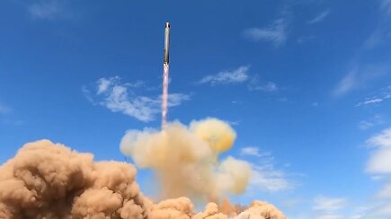Rusijos gynybos ministerija skelbia vaizdus su esą „Sarmat“ raketos bandymu
