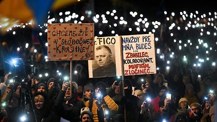 Slovakijoje tūkstančiai žmonių protestuoja prieš premjero R.Fico prorusišką politiką