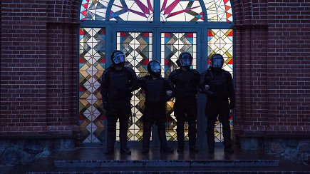 Neeilinis vakaras Baltarusijoje – protestuotojus OMON pareigūnai uždarė bažnyčioje