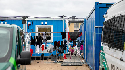 Reportažas iš stovyklos Medininkuose: čia gyvenantys migrantai skaičiuoja mėnesius už tvoros