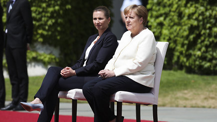 Po drebulio priepuolių A.Merkel per susitikimą nukrypo nuo protokolo