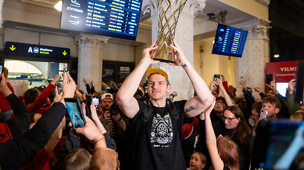 Vilniaus „Rytas“ grįžo namo: oro uoste nugalėtojus pasitinka didžiulė minia