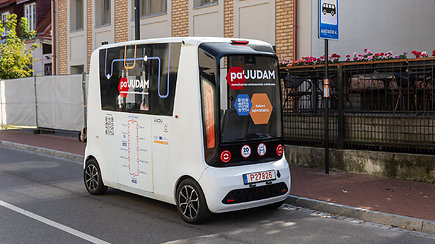 Vilniuje žmones vežioja pirmasis autonominis autobusas