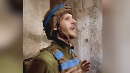 Ukrainos karys dainuoja „Euroviziją“ laimėjusią dainą – fone girdisi, kaip sprogsta bombos