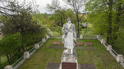 Merkinėje nukeltas paminklas sovietiniams kariams – išvežta į Grūto skulptūrų parką