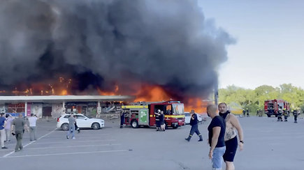 Nauji vaizdo įrašai: po rusų atakos – milžiniškas gaisras prekybos centre