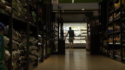 Elektros kainų šokas: pritemdytos šviesos glumino parduotuvių lankytojus: „Vyksim pas kaimynus“
