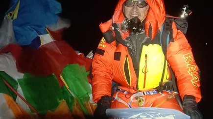 Stanislovas Vyšniauskas pasiekė Everesto viršūnę: joje iškėlė ir taikos vėliavą