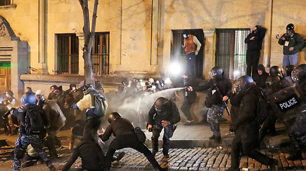 Sakartvele policija susirėmė su protestuotojais: paleido pipirines dujas, naudojo vandens patrankas