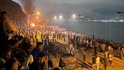 Chaosas Ispanijos Seutoje: tūkstančiai migrantų užplūdo pakrantę ir miestą