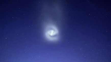 Danguje užfiksavo šviečiančią spiralę: meteorologai ramina, kad tai ne NSO