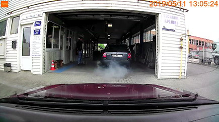 Vaizdas techninių apžiūrų stotyje privertė krūptelėti: automobilis išspjovė dūmų kamuolį