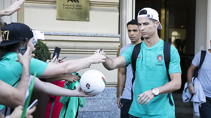 C.Ronaldo neliko abejingas gerbėjams: apdalino asmenukėmis ir autografais