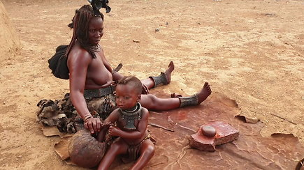 Ekspedicija Afrika: Himba genties moterys odą tepa specialiu savo gamybos kremu