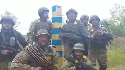 Šviesesnės nuotaikos Charkive – Ukrainos kariai papozavo šalia stulpelio, žyminčio sieną su Rusija