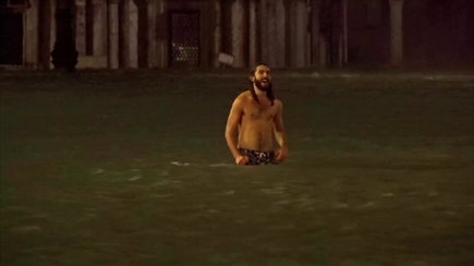 Užfiksuotas neįprastas vaizdelis: nufilmuota, kaip vyras plaukioja Šv.Morkaus aikštėje