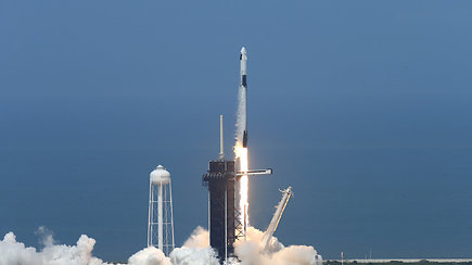 Pamatykite istorinę misiją: JAV astronautai erdvėlaiviu „SpaceX“ sėkmingai išskrido į kosmosą