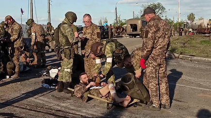 Keli šimtai Mariupolio „Azovstal“ gamykloje įstrigusių Ukrainos karių pasidavė – šiuo metu jie paimti į Rusijos nelaisvę