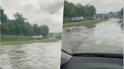 Lietus sostinėje užtvindė gatves – automobiliai „plaukia“ keliais