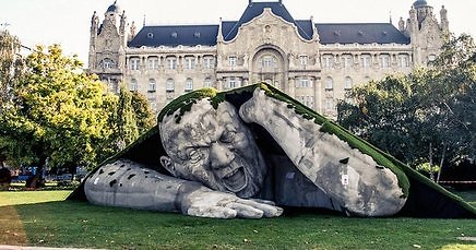 Wikipedia Commons nuotr./„Popped Up“ (liet. „Išlindo“), Budapešte, Vengrijoje