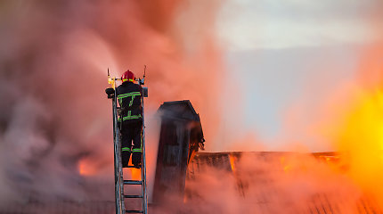 Vilniaus rajone atvira liepsna degė ūkinis pastatas