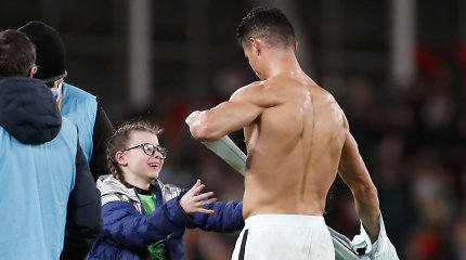 Kitaip nei Lietuvoje: į aikštę išbėgusi 11-metė negaus baudos už C.Ronaldo dėmesį