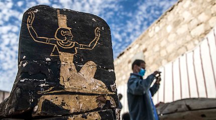 Egipto mokslininkai pristatė Sakaroje rastą vertingą lobį – daugiau kaip 50 sarkofagų