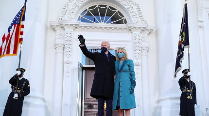 JAV prezidentas J.Bidenas po inauguracijos pirmąkart atvyko į Baltuosius rūmus
