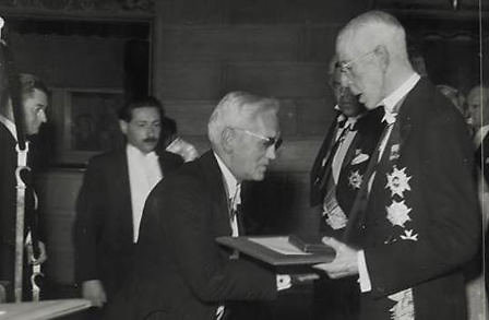 Alexanderui Flemingui įteikiama Nobelio premija