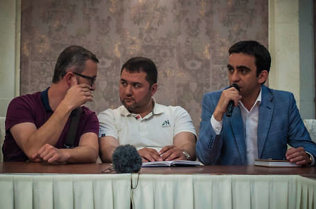 Nuotrauka Alinos Smutko/Džemilas Temiševas, Arseno Džepparovo advokatas, sėdi dešinėje politinių kalinių šeimų susitikimo ir Krymo solidarumo judėjimo metu