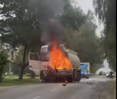 Facebook grupės „Klaipėdos reidai“ nuotr./Po susidūrimo automobilis užsiliepsnojo.